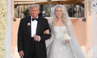 Ông Trump hôn má con gái út trong ngày trọng đại