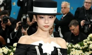 Jennie (BlackPink) kín đáo, Lisa diện quần như nội y ở Met Gala