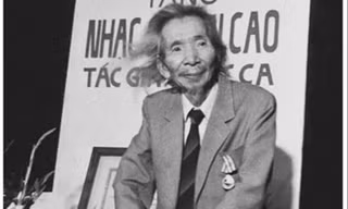 Văn Cao được trao tặng Huân chương Độc Lập hạng Nhất tháng 6/1993