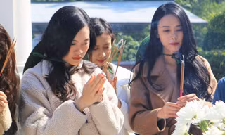 Trịnh Thùy Linh, Ngọc Hằng dâng hương tại Ngã ba Đồng Lộc, trao quà cho người nghèo 
