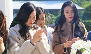 Trịnh Thùy Linh, Ngọc Hằng dâng hương tại Ngã ba Đồng Lộc, trao quà cho người nghèo 