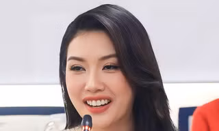 Á hậu Thúy Vân cùng cụ già 104 tuổi là đại sứ Ngày sách và Văn hóa đọc