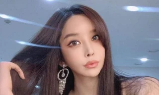 Nữ ca sĩ chuyển giới đầu tiên ra sao ở tuổi U50?