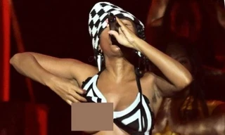 Nữ ca sĩ kéo áo khoe vòng một khi đang biểu diễn