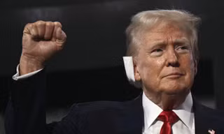 Áo in hình nắm đấm của ông Trump tạo cơn sốt