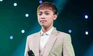 Thái độ của Hồ Văn Cường khi khán giả tặng vàng 