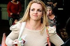 Britney Spears bị bắt trên phố