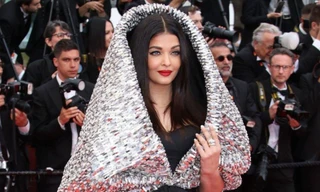 Hoa hậu đẹp nhất mọi thời đại bị chê mặc thảm họa 