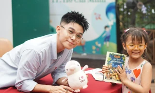 Có gì ở cuốn sách bán hết 5.000 bản trong một ngày của ca sĩ Jun Phạm