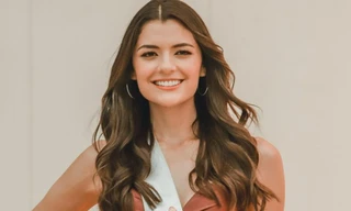 Hai á hậu quốc tế từ bỏ danh hiệu