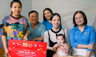 Trao quà gần 2 tỷ đồng cho người dân đón Tết 2024