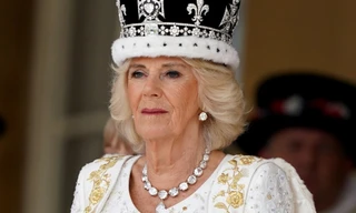 Diện mạo bà Camilla trong ngày lên ngôi Hoàng hậu Anh