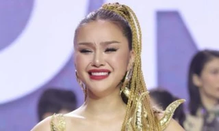 Thí sinh quỳ gối trên sân khấu sau khi giúp Lan Khuê đánh bại Thanh Hằng và Hồ Ngọc Hà