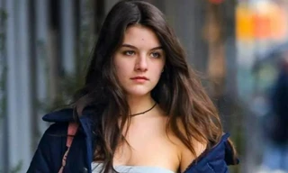 Suri từ bỏ họ của Tom Cruise