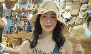 'Nữ hoàng cảnh nóng' Hàn Quốc đi chợ Nha Trang
