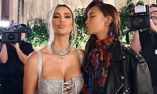 Châu Bùi đứng chung khung hình với Kim Kardashian 