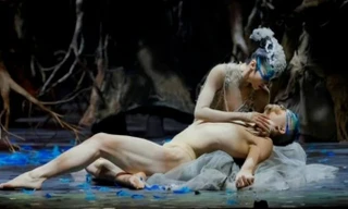 Người đứng đằng sau điệu múa bị công kích quá gợi dục là ai?