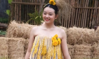 Người mẫu đi chân trần trình diễn trang phục dân tộc