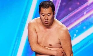 Diễn viên hài tạo dáng khỏa thân khiến cả trường quay phát cuồng