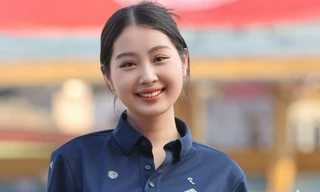 Hai người đẹp hoa hậu thu hút ánh nhìn trong trận Siêu cúp Quốc gia