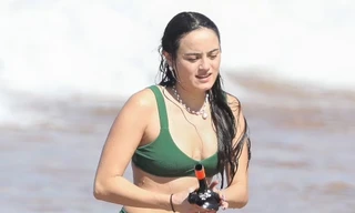 Pete Davidson hôn tình mới trên bãi biển