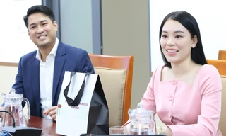 Phillip Nguyễn và Linh Rin dời lễ cưới, tặng 1,5 tỷ đồng cho công nhân mất việc