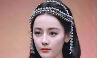 Địch Lệ Nhiệt Ba bị chê khi mặc hở bạo