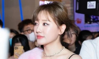 Hari Won vẫn bị liệt cơ mặt 