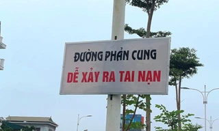 Tháo dỡ biển cảnh báo tai nạn trái phép trên cầu Vĩnh Tuy (Hà Nội)