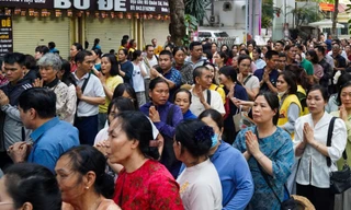 Hàng triệu người đổ về chùa Quán Sứ 