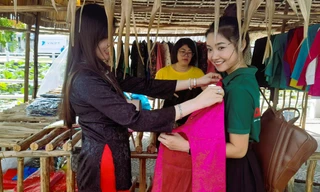 Hình ảnh áo bà ba xưa và nay bên bờ kè Xà No