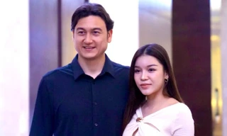 Đặng Văn Lâm và bạn gái Yến Xuân dự cưới Quang Hải