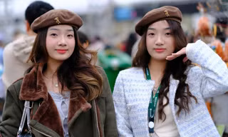 Chuyện bà mẹ đi đu anh trai cùng con gái