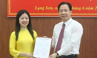 Bà Đường Thị Xuyên, Phó Giám đốc Sở Nội vụ nhận Quyết định điều động, bổ nhiệm chức vụ Phó Bí thư Huyện ủy Văn Quan. Ảnh: Duy Chiến 