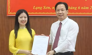Bà Đường Thị Xuyên, Phó Giám đốc Sở Nội vụ nhận Quyết định điều động, bổ nhiệm chức vụ Phó Bí thư Huyện ủy Văn Quan. Ảnh: Duy Chiến 