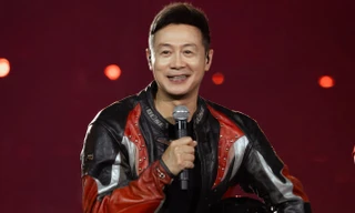 Hàng vạn người 'tắm mưa', khản giọng cổ vũ 33 anh tài tới đêm