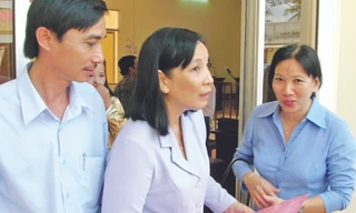 'Bên những phụ nữ lúc khốn đốn'