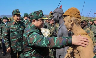 Thủ tướng dự diễn tập chiến thuật có bắn đạn thật của Quân đoàn 12