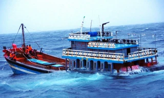 Thủ tướng yêu cầu huy động tối đa các lực lượng tìm kiếm ngư dân trên hai tàu cá bị chìm