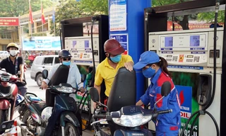 Thủ tướng: Tuyệt đối không để thiếu hụt, đứt gãy nguồn cung xăng dầu