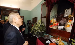 Tổng Bí thư Nguyễn Phú Trọng dâng hương tưởng niệm Chủ tịch Hồ Chí Minh