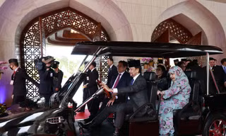 Quốc vương Brunei lái xe điện đưa Thủ tướng và Phu nhân trong hoàng cung