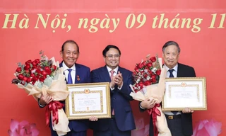 Thủ tướng Phạm Minh Chính trao Huy hiệu Đảng cho hai nguyên phó thủ tướng 