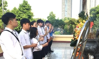 Đảng viên trẻ trường chuyên Hà Nội - Amsterdam dâng hương tưởng niệm các Anh hùng Liệt sĩ