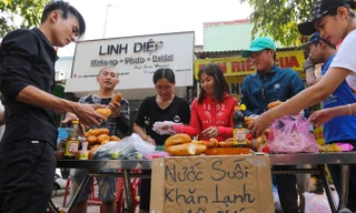 Dịch vụ miễn phí phá bỏ hàng quán 'chặt chém' ở chùa Bà Bình Dương