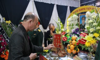 Đại diện các ban ngành thắp hương viếng Thiếu tướng Y Blốk Êban.