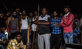 Dân làng Vihirgaon sau một đợt vây bắt bất thành thủ phạm được cho là vồ chết 13 người.