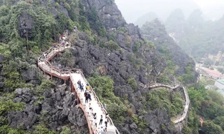 Tháng 8/2017, Cty cổ phần du lịch Tràng An đã tự ý xây dựng công trình cầu trái phép trong vùng lõi di sản Tràng An.