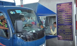 ​Xe qua trạm BOT Cần Thơ – Phụng Hiệp. Ảnh: Hòa Hội.