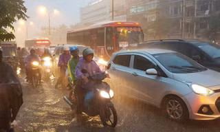 Cơn mưa nặng đúng giờ tan tầm khiến nhiều tuyến phố trung tâm Thủ đô ngập sâu, giao thông ùn ứ nghiêm trọng. Ảnh: Hân Nguyễn. 